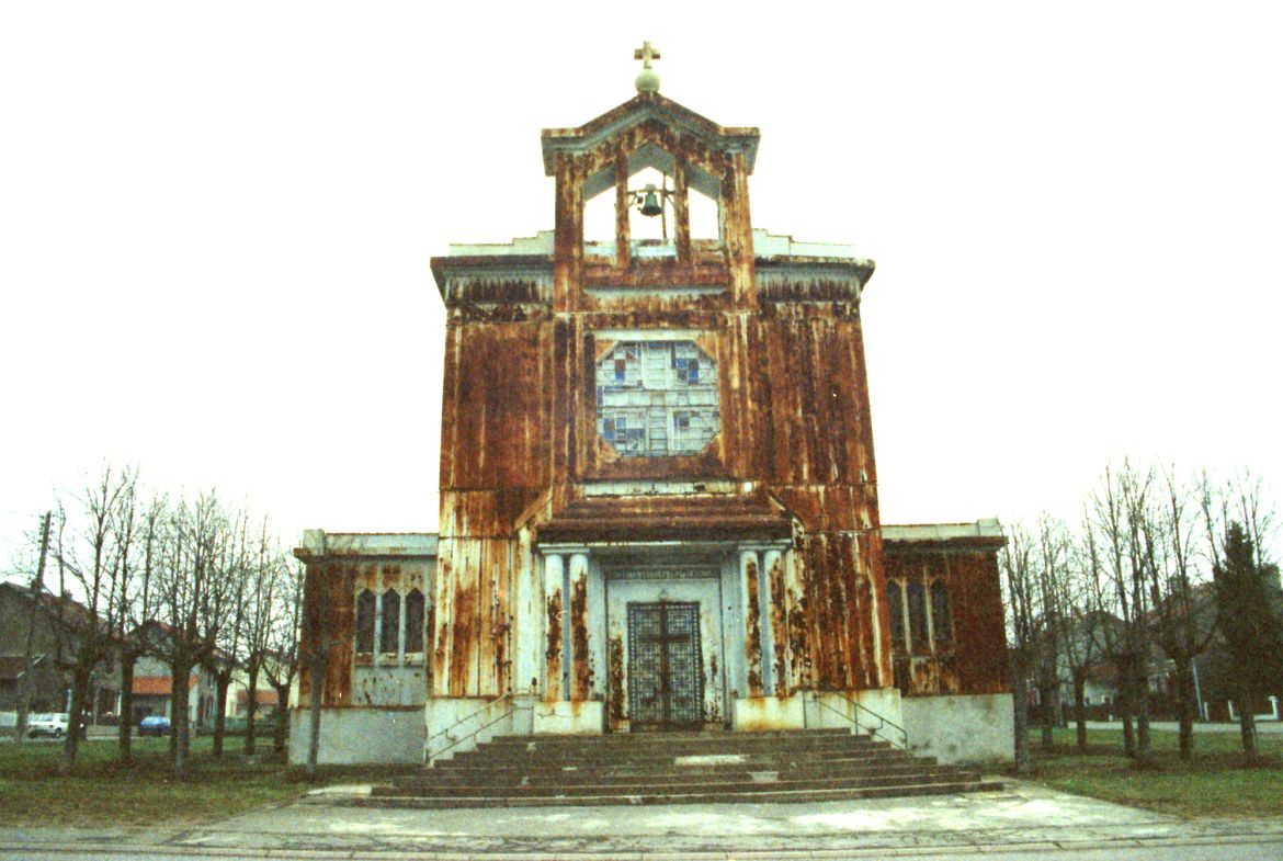 Crusnes Kirche aus Metall 03