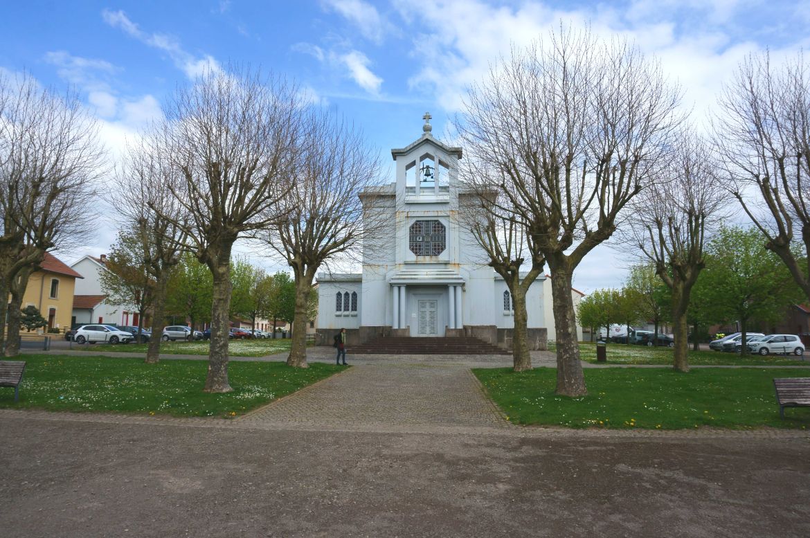 Crusnes Kirche aus Metall 02